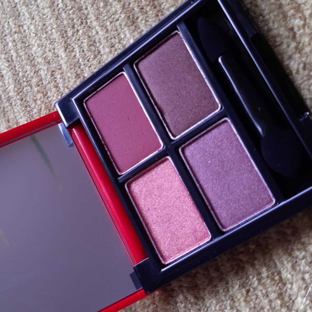 fmg Glimmer eyeshadow quad Darling by Avon